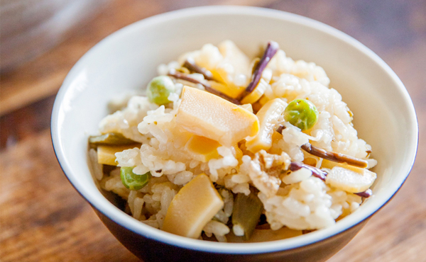 <span>超極上 朝掘り白子たけのこ</span>ため息が出るほど美しいキメ細やかな肌は 刺し身で食べられるほどの夢のような逸品